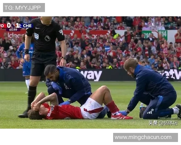 镜头捕捉：曼城赛场小动作引发热议